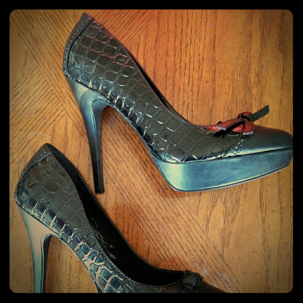 NIB - Charles David sexy snake print pumps